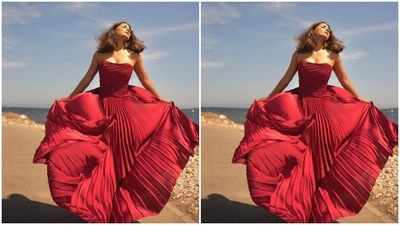 Hina held her dress and posed for the sunkissed pictures in the outdoor photoshoot. (Instagram/@realhinakhan)