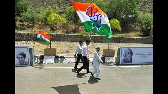 A Congress supporter holds the party flag on the concluding day of the party's Nav Sankalp Chintan Shivir, Udaipur, May 15, 2022 (Rahul Singh)