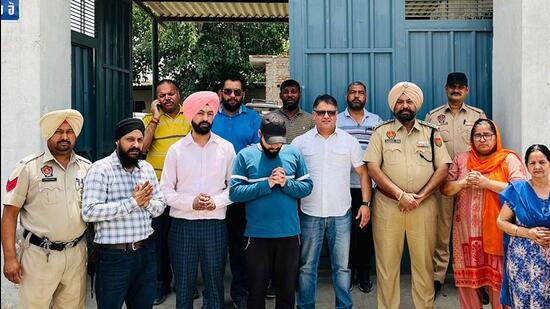 Kin of drug addicts who were offered counselling by the police officials to shun drugs reached CIA staff 2 to pay gratitude to the police in Ludhiana. (HT PHOTO)