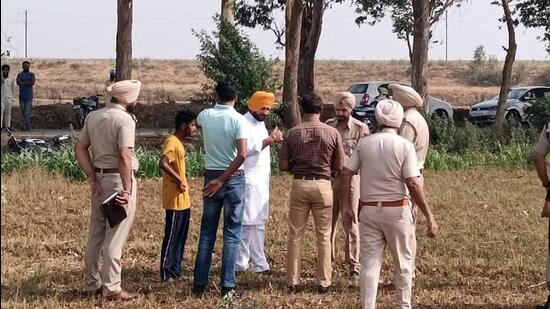 “The body had been dragged to the field in Ludhiana. It appears that the victim had resisted the robbery bid, after which the accused thrashed him.” (HT PHOTO)