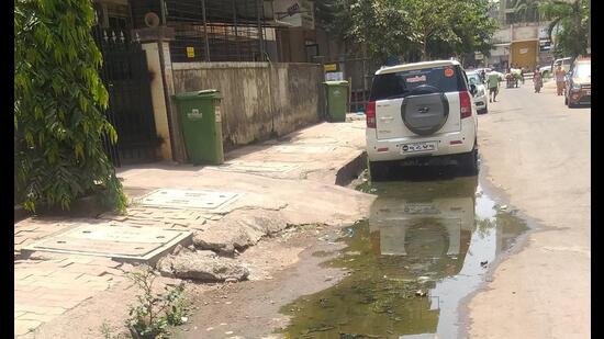 An overflowing drainage outside a residential building in Kamothe. (HT PHOTO)