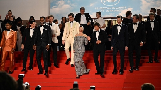 Tom Cruise rompe a llorar en el premio sorpresa del Festival de Cine de Cannes y recibe una ovación de pie por Top Gun: Maverick