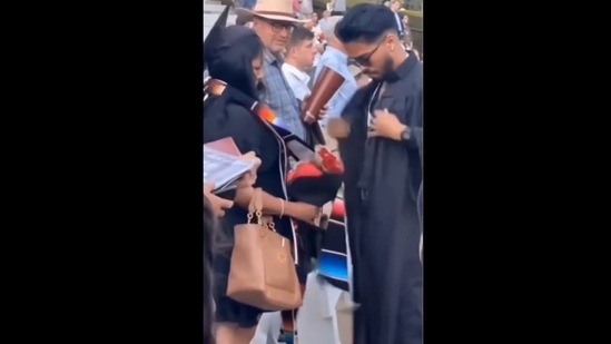 The man wrapped his graduation gown and cap on his mother at his graduation ceremony.(goodnews_movement/Instagram) The man wrapped his graduation gown and cap on his mother at his graduation ceremony.(goodnews_movement/Instagram)