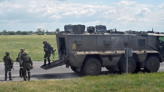 Russian servicemen are seen on a roadside in the Kherson region.(AFP)