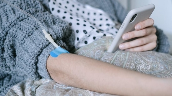 Loss of taste: Chemotherapy treatment can cause oral side effects like altered taste sensation and salivary changes. Oral cryotherapy is effective as a preventive measure for swelling in your mouth due to a chemotherapy drug 5 FU bolus. Oral cryotherapy is basically the cooling of the mouth using ice, ice‐cold water, ice cream or ice lollies. Certain other supportive care measures are topical mucosal protectants, analgesics, adequate oral hydration, antibiotics, and coating agents.(Pexels)