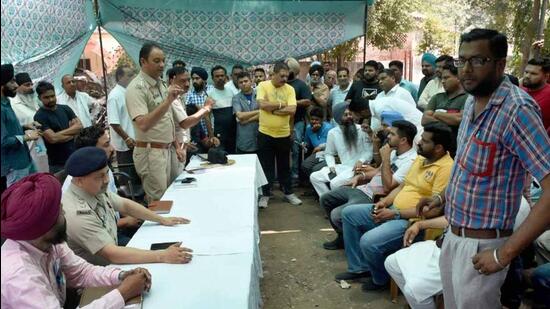 Participants during the auction of unclaimed vehicles by railway police at station in Ludhiana on May 19, 2022. (HT PHOTO)
