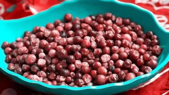 Prevents cholesterol accumulation: Furthermore, the wealth of tannin, anthocyanin antioxidants in phalsa prevents the accumulation of lipids in the bloodstream and clogging of cholesterol in blood vessels.(iStockphoto)