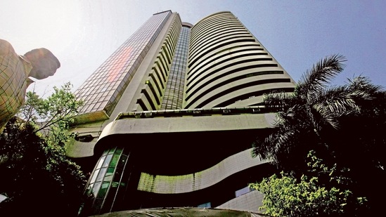 Sensex dips over 1,400 points to end at 52,792; Nifty closes below 16,000.(HT_PRINT) Sensex dips over 1,400 points to end at 52,792; Nifty closes below 16,000.(HT_PRINT)