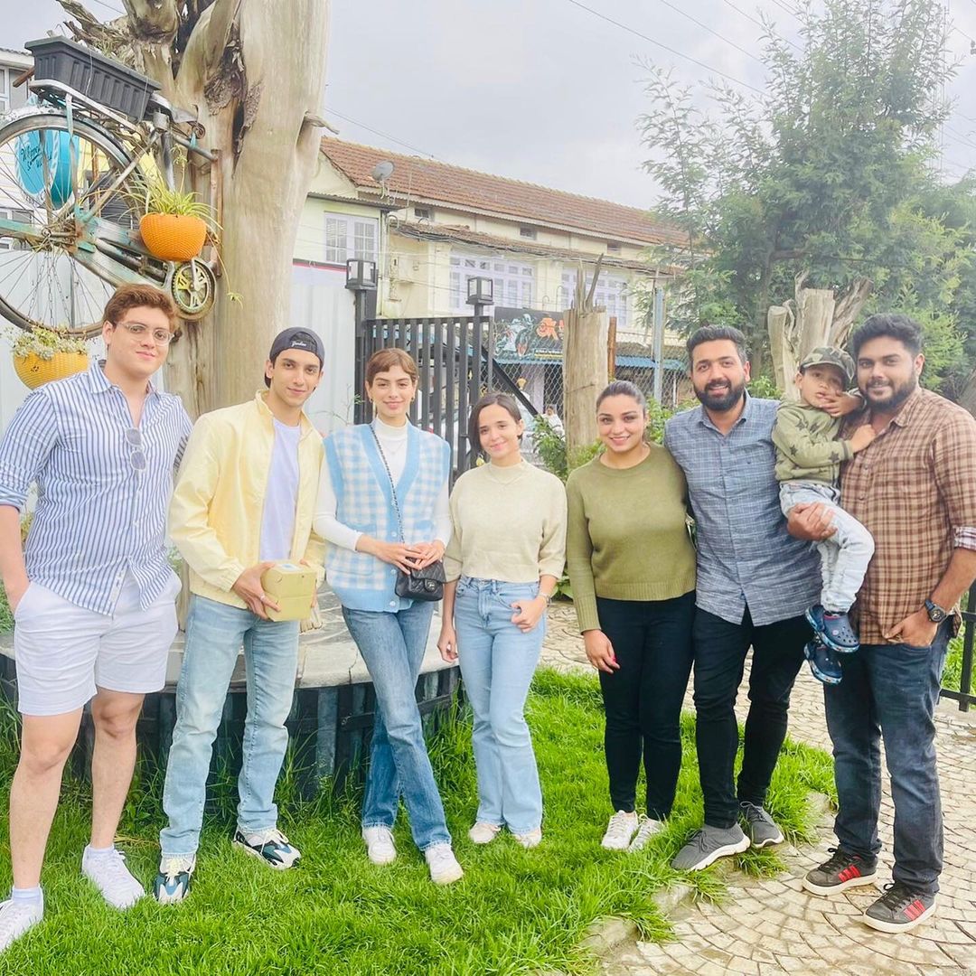 Khushi Kapoor, Vedang Raina pose with fans amid The Archies shoot in