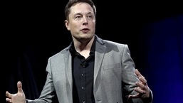 Генеральный директор Tesla Илон Маск выступает на мероприятии 30 апреля 2015 года в Хоторне, Калифорния.  РЕЙТЕР.