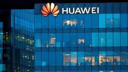 Pemandangan yang menunjukkan logo Huawei di kantor pusat Huawei Technologies France di Boulogne-Billancourt dekat Paris, Prancis.  (Reuters/Berkas)