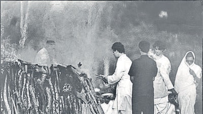 Rahul Gandhi lighting the pyre of father Rajiv Gandhi - HT Photo by Arun Jetlie. Rahul Gandhi lighting the pyre of father Rajiv Gandhi - HT Photo by Arun Jetlie.