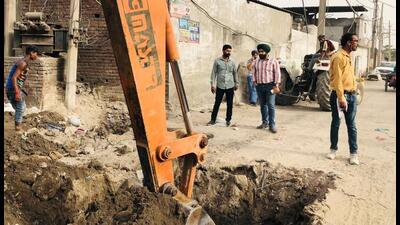 Around 30 dyeing units on Kakka Dhola road, adjoining sewer treatment plant (STP), Jamalpur, Ludhiana,were also dumping the waste in the MC lines through a joint illegal sewer connection. That connection has also been snapped by the MC team. (HT PHOTO) Around 30 dyeing units on Kakka Dhola road, adjoining sewer treatment plant (STP), Jamalpur, Ludhiana,were also dumping the waste in the MC lines through a joint illegal sewer connection. That connection has also been snapped by the MC team. (HT PHOTO)