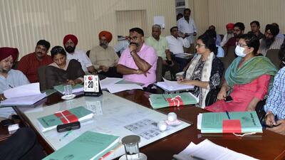 Mayor Balkar Sandhu addressing the F&CC meeting at his camp office in Ludhiana on May 19, 2022. (Harvinder Singh/HT)