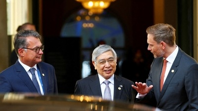 Bank of Japan Governor Haruhiko Kuroda poses for a photo with Germany's Finance Minister Christian Lindner and President of the Deutsche Bundesbank Joachim Nagel. (REUTERS/File Photo)