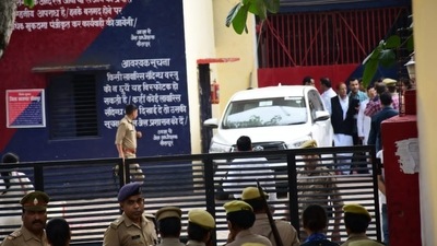 Azam Khan outside Sitapur jail in Uttar Pradesh after his release following Supreme Court's order. (HT Photo)