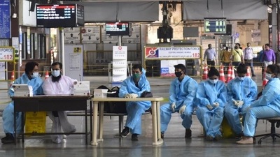 The samples should be taken and “sent to a Bio safety level 4 laboratory for testing”, the official cited the directions as saying. (Anshuman Poyrekar / HT Photo)