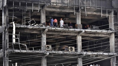 Since the bodies were completely charred, the police are getting DNA tests done to ensure that bodies are handed over to the right claimant. (Sanjeev Verma/HT) Since the bodies were completely charred, the police are getting DNA tests done to ensure that bodies are handed over to the right claimant. (Sanjeev Verma/HT)
