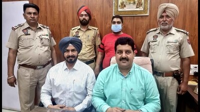 The accused, Bhushan Verma, in Ludhiana police custody. He is already facing trial in a drugs case. (HT Photo)