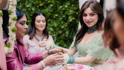 In the end, Kanika opted for side-parted open locks styled in waves, subtle smoky eye shadow, winged eyeliner, mascara on the lashes, mauve lip shade, glowing skin, blushed cheeks, dainty bindi and beaming highlighter for the glam picks. (Instagram) In the end, Kanika opted for side-parted open locks styled in waves, subtle smoky eye shadow, winged eyeliner, mascara on the lashes, mauve lip shade, glowing skin, blushed cheeks, dainty bindi and beaming highlighter for the glam picks. (Instagram)