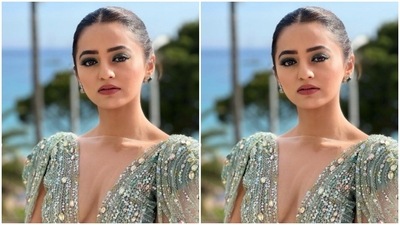 Helly opted for a bright makeup to complement her attire. In blue eyeshadow, black eyeliner, mascara-laden eyelashes, black kohl, drawn eyebrows, contoured cheeks and a shade of nude lipstick, Helly looked ravishing. (Instagram/@hellyshahofficial)