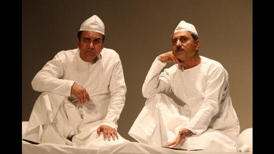 Modern Dastangoi brings in jugalbandi. Darain Shahidi(L) and Mahmood Farooqui in performance. (Courtesy Mahmood Farooqui)