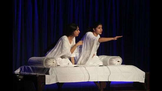 Ainie Farooqui(L) and Nusrat Ansari in performance. (Courtesy Mahmood Farooqui)
