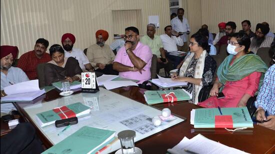 Mayor Balkar Sandhu addressing the F&CC meeting at his camp office in Ludhiana on May 19, 2022. (Harvinder Singh/HT)