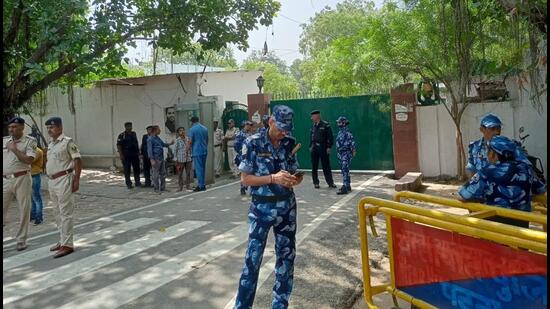 The searches started a little before 7 am and Lalu’s wife Rabri Devi, his legislator son Tej Pratap and daughter Misa Bharti were present when the CBI team arrived at the 10, Circular Road residence of Rabri Devi. (Santosh Kumar/HT photo)