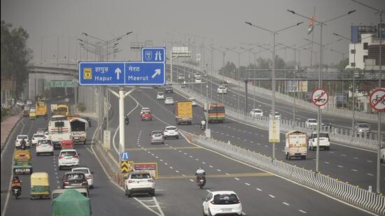 Vehicles ply on Delhi Meerut Expressway, in Ghaziabad on Friday. (Sakib Ali/ HT)
