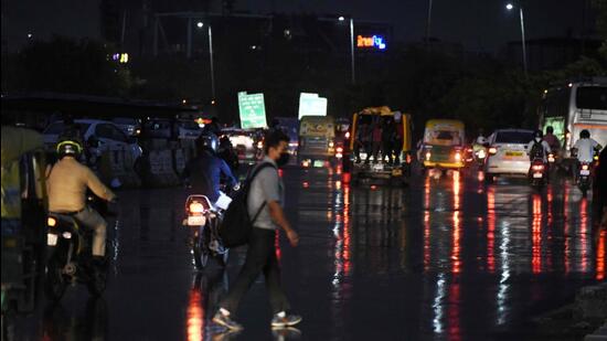 Moderate rain in Pune city today, likely to bring mercury down