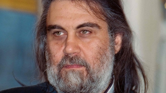 A picture taken on October 20, 1992 shows Greek musician and composer Vangelis Papathanassiou, known as Vangelis, posing at the French Culture Ministry after receiving a decoration. (Photo by Georges BENDRIHEM / AFP)(AFP)