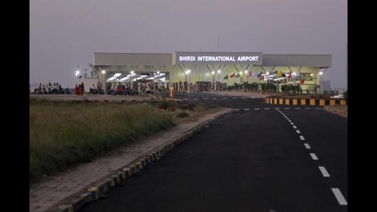 Devotees of Sai Baba who boarded SpiceJet flight SG 953 from Delhi to Shirdi were in for a hard time as first the flight was diverted to Mumbai due to bad weather) (HT FILE PHOTO)