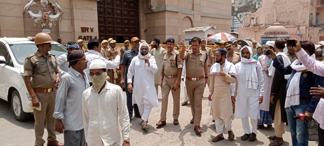 Devotees on their way to Gyanvapi masjid for the Friday prayers (HT Photo) Devotees on their way to Gyanvapi masjid for the Friday prayers (HT Photo)