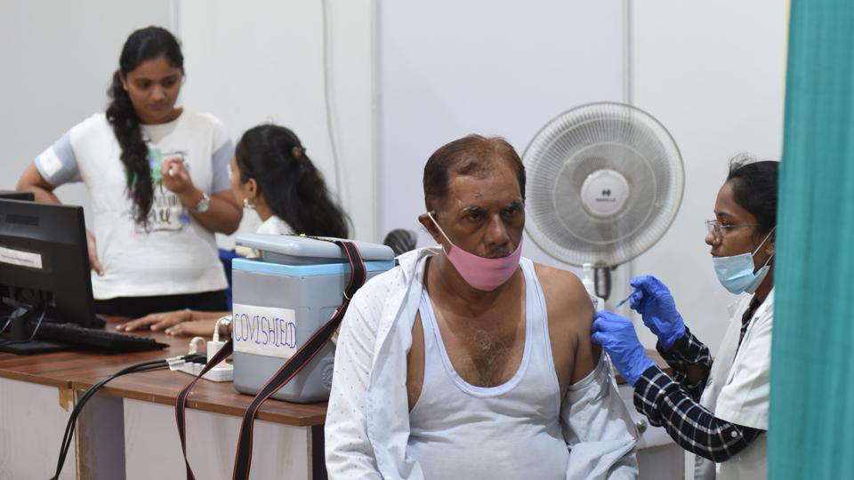 A senior citizen beneficiary gets inoculated with a booster dose against Covid at Jumbo Covid-19 Vaccination Centre, Malad, in Mumbai.&nbsp; (Vijay Bate/HT file photo)