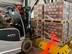 Soldiers load up boxes of baby formula ready for first shipments to U.S from Europe at Ramstein U.S. army base, Germany.(REUTERS)