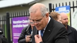 O primeiro-ministro australiano Scott Morrison deixa uma assembleia de voto depois de votar durante as eleições gerais australianas em Sydney.
