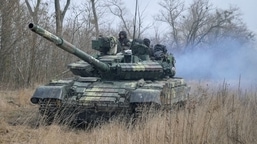 Membros de serviço das forças armadas ucranianas são vistos em cima de um tanque em suas posições fora do assentamento de Makariv, em meio à invasão russa da Ucrânia, perto de Zhytomyr.  (imagem do arquivo)