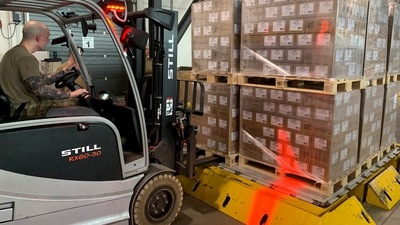 Soldiers load up boxes of baby formula ready for first shipments to U.S from Europe at Ramstein U.S. army base, Germany. (REUTERS)