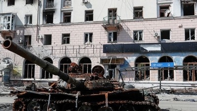A view shows a tank, which was destroyed during Ukraine-Russia conflict in the southern port city of Mariupol, Ukraine May 20, 2022. REUTERS/Alexander Ermochenko (REUTERS)