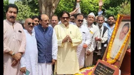 Congress party leaders paying tributes to Rajiv Gandhi on 31st death anniversary (HT Photo)