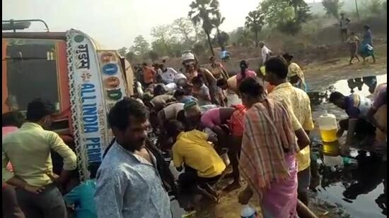 Due to the mishap, locals rushed to the spot with cans and other utensils to stock up on edible oil (HT Photo) Due to the mishap, locals rushed to the spot with cans and other utensils to stock up on edible oil (HT Photo)