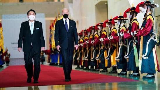 U.S. President Joe Biden, right, attends a state dinner hosted by South Korean President Yoon Suk Yeol, left, at the National Museum of Korea.(AP)