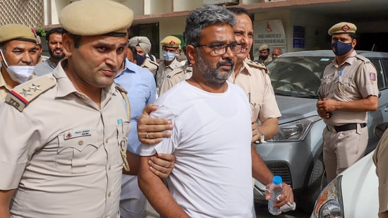 Professor Ratan Lal von der Universität Delhi, der zuvor von der Polizei in Delhi wegen seines Social-Media-Beitrags im Zusammenhang mit dem Fall der Gyanvapi-Moschee festgenommen worden war, wird dem Gericht Tis Hazari in Neu-Delhi vorgeführt. (PTI)
