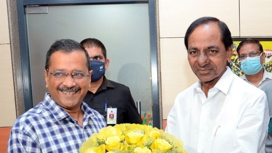 Delhi chief minister Arvind Kejriwal presents a bouquet to Telangana chief minister K. Chandrashekar Rao during the latter's visit to New Delhi.(PTI)