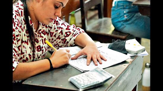 While some students start preparing on the first day itself when classes for the new batch begin, whereas others tend to procrastinate and wait till the day before the paper. (Photo: Gokul VS/HT)