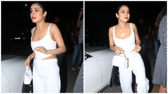To add to her partywear, Shehanaz opted for minimal jewelry.  The actor went for the elegant gold choker chain and designed the half-hoop gold earrings. (HT Photo / Varinder Chawla)