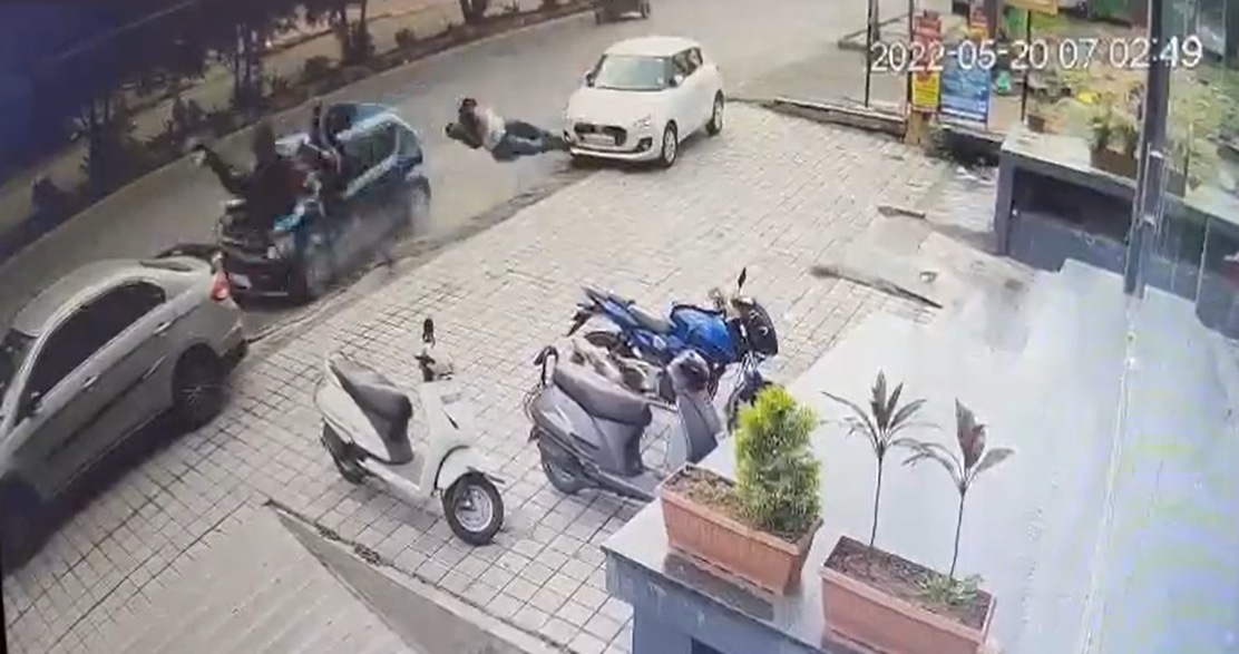 The driver, an assistant director in Sandalwood, allegedly dozed off at the wheel after two days continous shoots. The driver, an assistant director in Sandalwood, allegedly dozed off at the wheel after two days continous shoots.