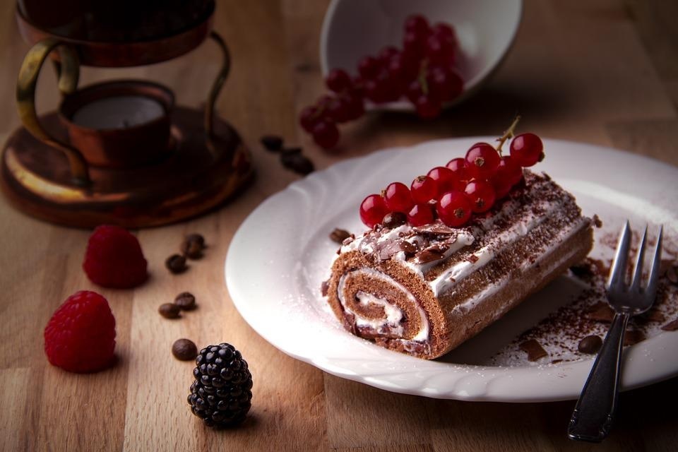 Consuming water between the meals may decrease the intensity of food cravings and appetite. (Pixabay)