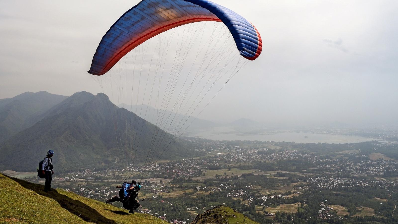 Tourists, locals enjoy adventure paragliding in Jammu and Kashmir's Srinagar